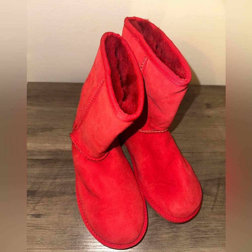 Uggs - Red Classic Short - Size 5 - NWT